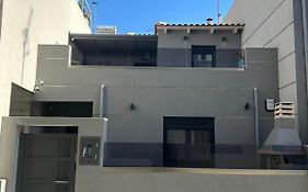 Ivory Style Maisonette Near Downtown